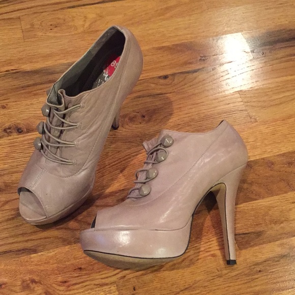 Vince Camuto Shoes - Vince Camuto taupe platform peeptoe booties